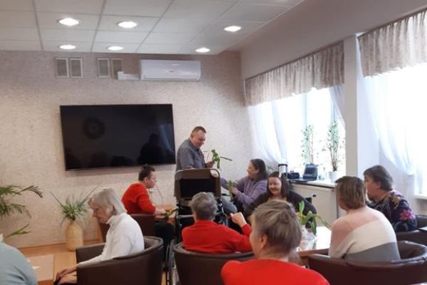 Mieszkanki przy stolikach przy poczęstunku.