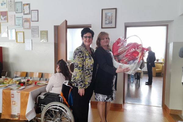 Stoją dwie Panie Dyrektor z Dps  w Lubuczewie i Śds w Szczypkowicach, jedna trzyma kosz prezentowy.