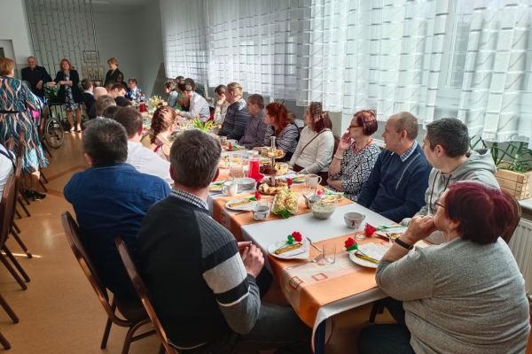 Uczestnicy zabawy w Szczypkowicach przy stole.