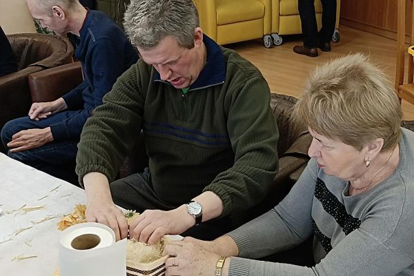 Mieszkańcy wspólnie z uczestnikami UTW w Rędzikowie wykonują ozdoby.