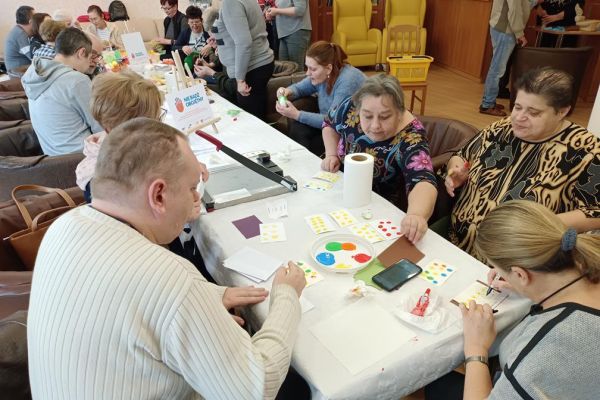 Mieszkańcy wspólnie z uczestnikami UTW w Rędzikowie wykonują ozdoby.