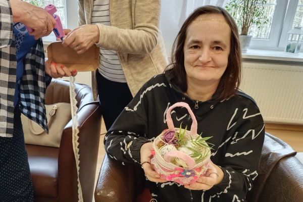 Mieszkańcy wspólnie z uczestnikami UTW w Rędzikowie wykonują ozdoby.