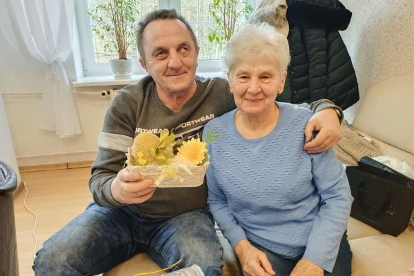 Mieszkańcy wspólnie z uczestnikami UTW w Rędzikowie wykonują ozdoby.