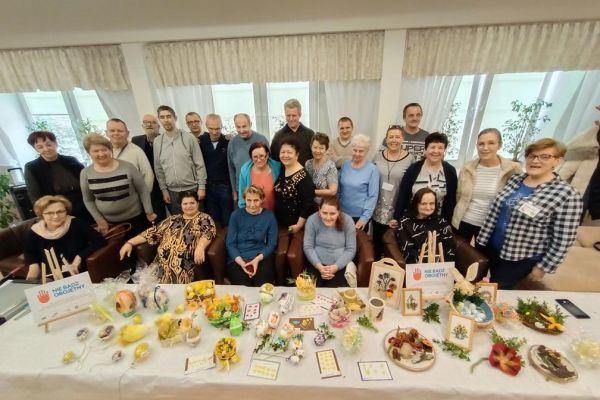 Mieszkańcy wspólnie z uczestnikami UTW w Rędzikowie , zdjęcie grupowe przy ozdobach.