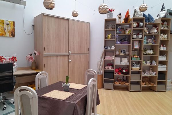 Na zdjęciu widać nową salę terapi wyposażoną w szafy, stoły, krzesła biurka i itp.