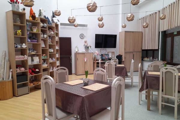 Na zdjęciu widać nową salę terapi wyposażoną w szafy, stoły, krzesła biurka i itp.