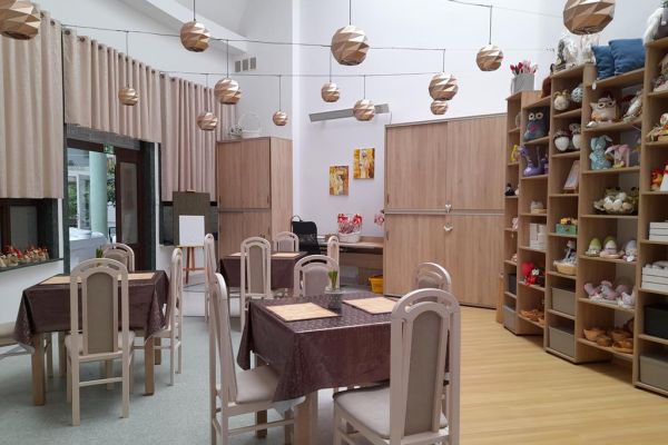 Na zdjęciu widać nową salę terapi wyposażoną w szafy, stoły, krzesła biurka i itp.