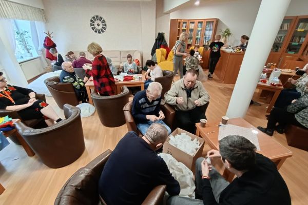 Mieszkańcy wraz z uczestnikami UTW szyją serca z materiału.