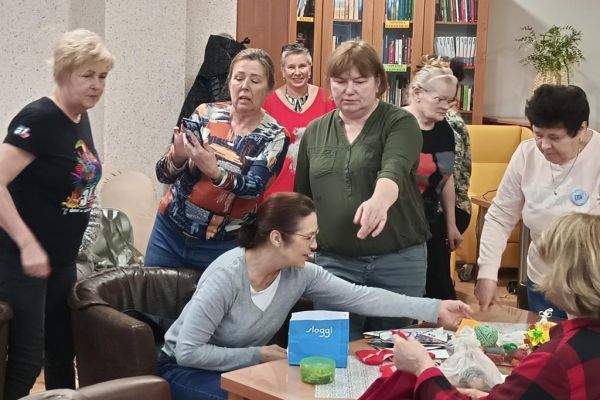 Mieszkańcy wraz z uczestnikami UTW szyją serca z materiału.
