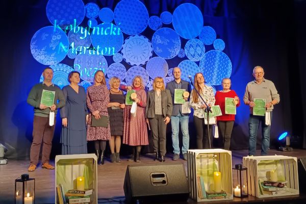 Mieszkanka Pani Dorota wraz z innymi nagrodzonymi na scenie w Kobylnicy.