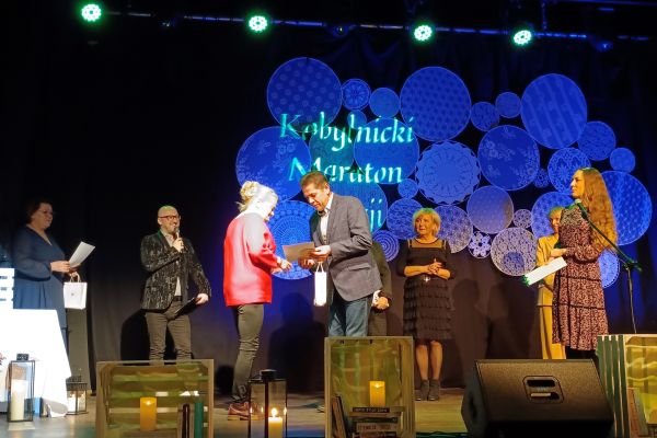 Mieszkanka Pani Dorota otrzymuje nagrodę na scenie w Kobylnicy.
