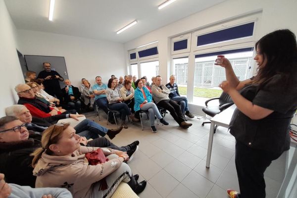 Mieszkańcy podczas wykładu w schronisku dla zwierząt.