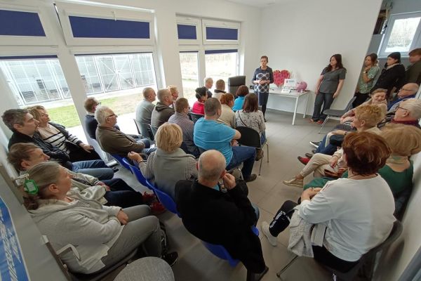 Mieszkańcy podczas wykładu w schronisku dla zwierząt.