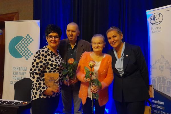 Dwoje Mieszkańców z Panią Prezydent Słupska i Pania Dyrektor DPS w Lubuczewie.