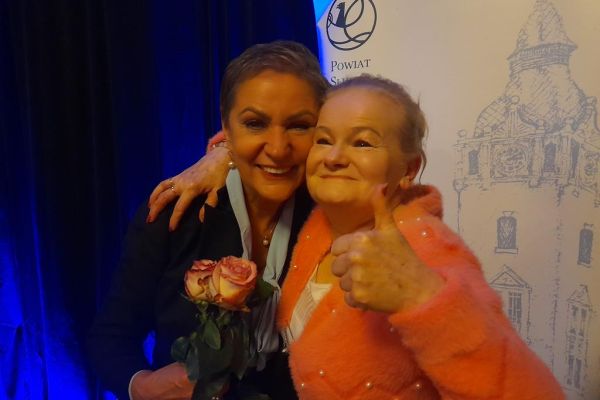 Nasza mieszkanka na zdjęciu w uściskach z Panią Prezydent Słupska.
