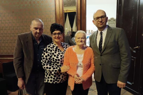 Dwoje Mieszkańców z Panem z władz powiatu słupskiego i Pania Dyrektor DPS w Lubuczewie.