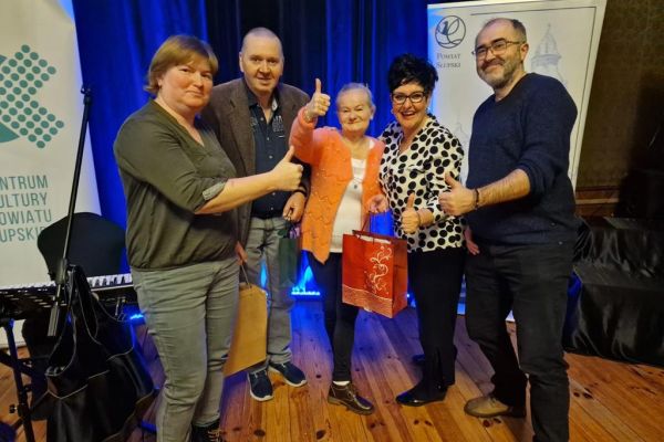 Dwoje Mieszkańców z dwojgiem terapeutów  i Pania Dyrektor DPS w Lubuczewie.