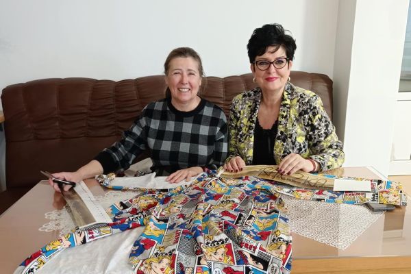 Pani Dyrektor i uczestniczka UTW w Redzikowie kroją materiał.