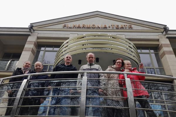 Mieszkańcy koło Nowego Teatru w Słupsku.