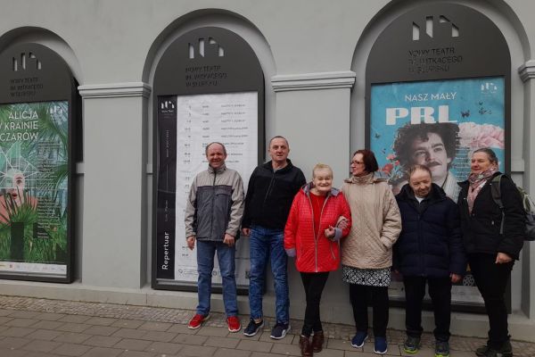 Mieszkańcy koło Nowego Teatru w Słupsku.