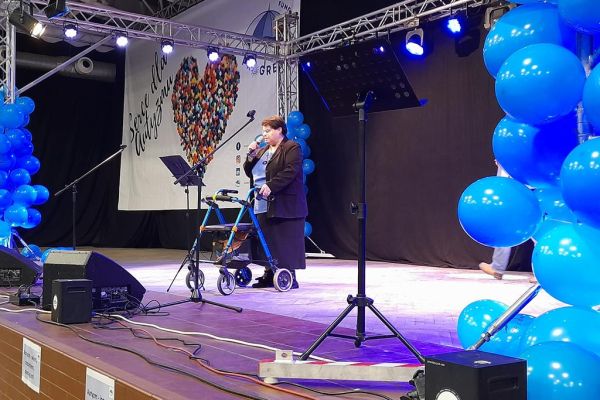 Mieszkanka śpiewa na scenie podczas akcji 'Serce dla autyzmu.