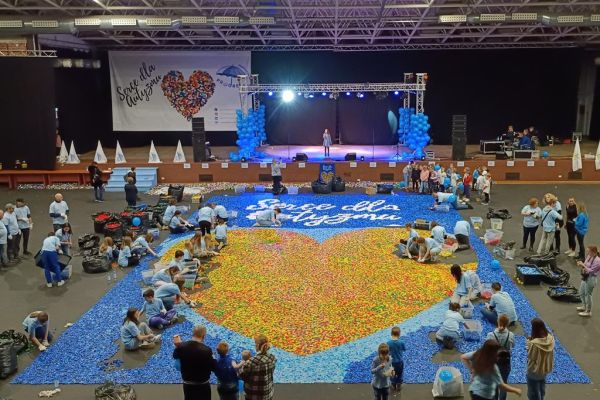 Widok z góry ułożonego serca z nakrętek.