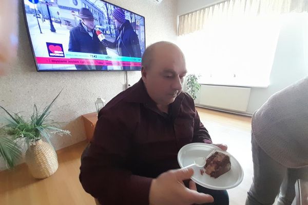 Solenizant kosztuje tort.