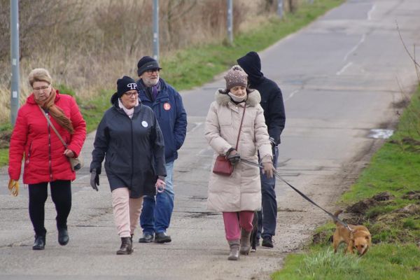 Mieszkańcy wraz z uczestnikami UTW z Rędzikowa wyprowadzają psy na spacer ze słupskiego schroniska dla zwierząt.