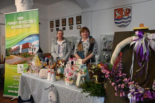 Dwie terapeutki naszego domu prezentują ozdoby wielkanocne wylonane przez mieszkańców domu.