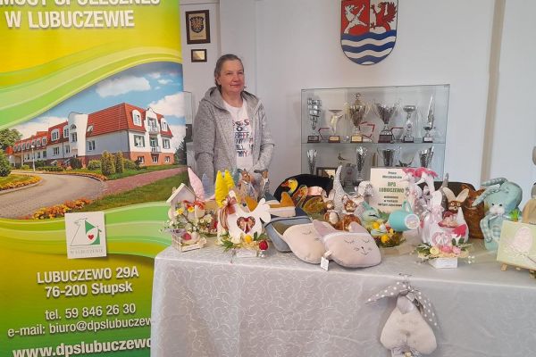 Dwie terapeutki naszego domu prezentują ozdoby wielkanocne wylonane przez mieszkańców domu.