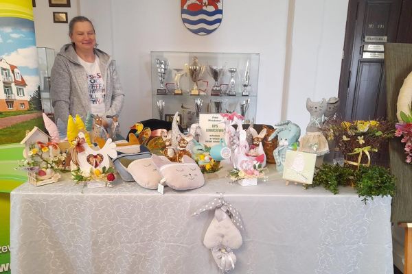 Dwie terapeutki naszego domu prezentują ozdoby wielkanocne wylonane przez mieszkańców domu.