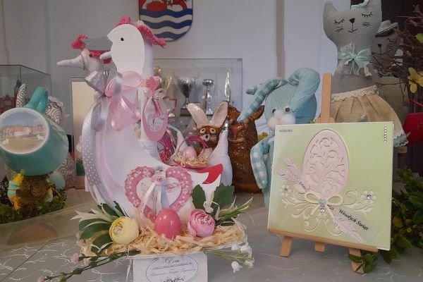 Ozdoby wielkanocne wylonane przez mieszkańców domu.