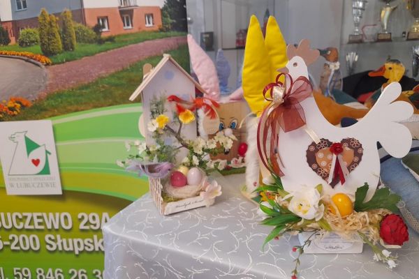 Ozdoby wielkanocne wylonane przez mieszkańców domu.