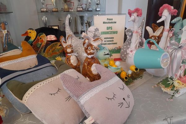 Ozdoby wielkanocne wylonane przez mieszkańców domu.