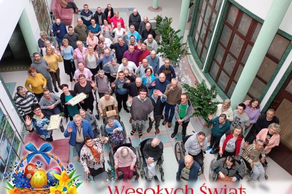 Zbiorowe zdjęcie Mieszkańców na holu domu, widok z góry.