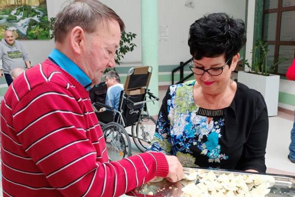 Pani Dyrektor  częstuje Mieszkańca jajeczkiem.