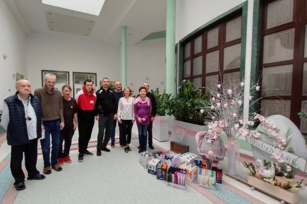 Zbiorowe zdjęcie mieszkańców z Panią z fundacji i Panią Dyrektor domu.