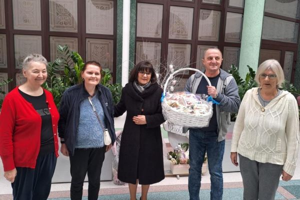 Czworo mieszkańców wraz z prezentem i Panią Wójt Gminy Słupsk.