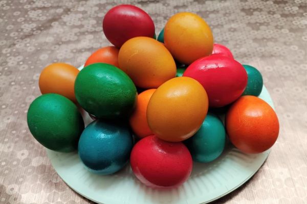 Kolorowe jajka na talerzyku.