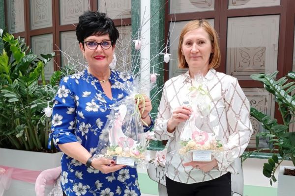 Pani Dyrektor domu i Pani z Fundacji Małych stópek.