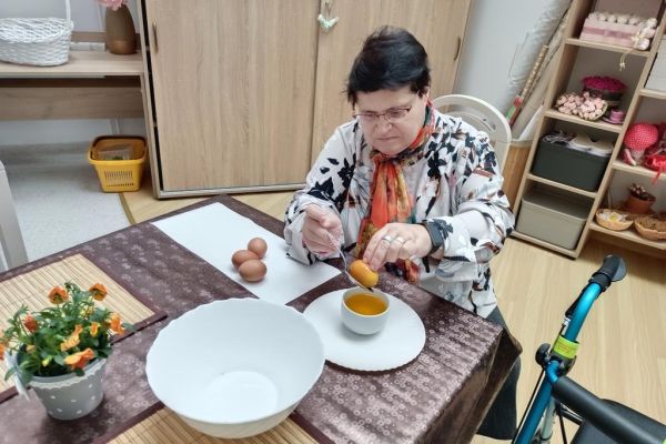 Mieszkanka maluje jajka.