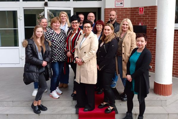 Wspólne zdjęcie grupowe pracowników obydwu domów.