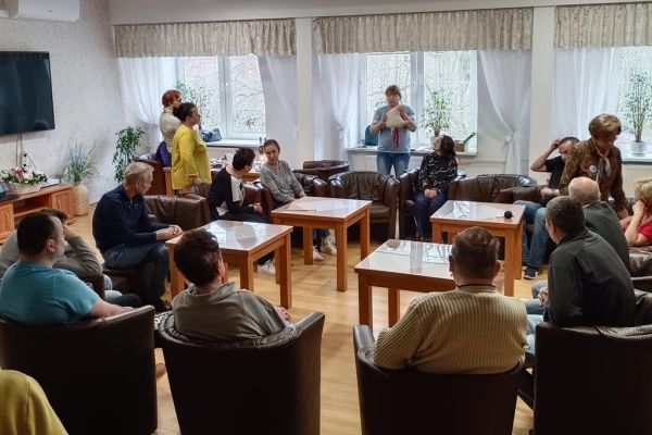 Spotkanie mieszkańców z uczestnikami UTW w Rędzikowie, wszyscy siedzą w koło na fotelach.