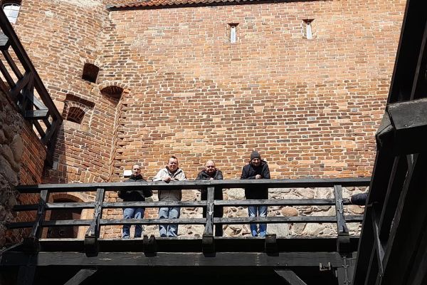 Grupa mieszkańców na zamku w Bytowie.