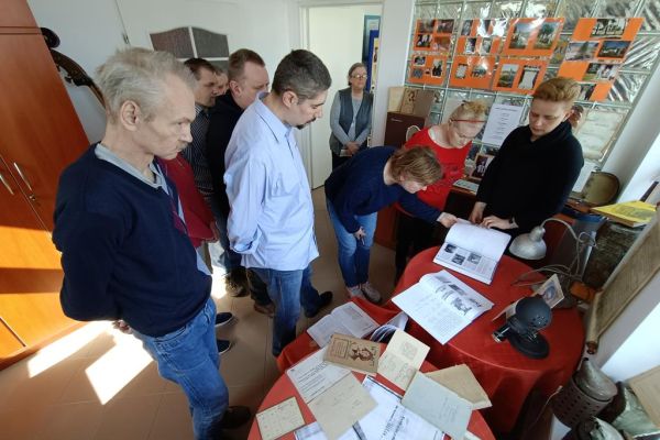 Mieszkańcy w izbie pamięci Romana Zuba.