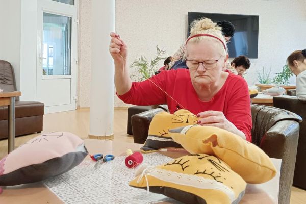 Mieszkanka szyje kota.