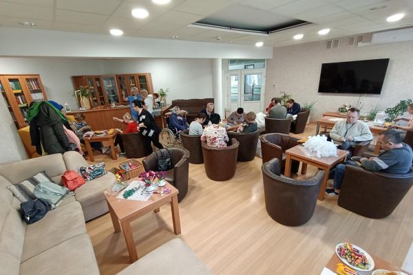 Mieszkańcy wraz z Paniami z UTW z Redzikowa szyją koty i wypychaja włókniną.