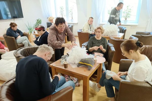 Mieszkańcy wraz z Paniami z UTW z Redzikowa szyją koty i wypychaja włókniną.