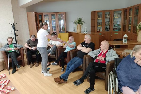 Mieszkańcy dostaja karteczko od prowadzącej.