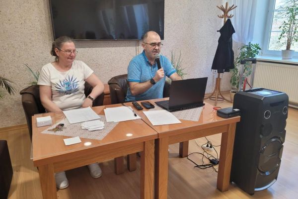 Dwoje prowadzących terapeutów quiz.